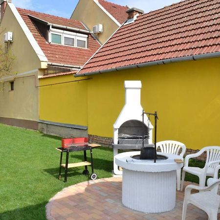 Liliom Apartman Gyula Bagian luar foto