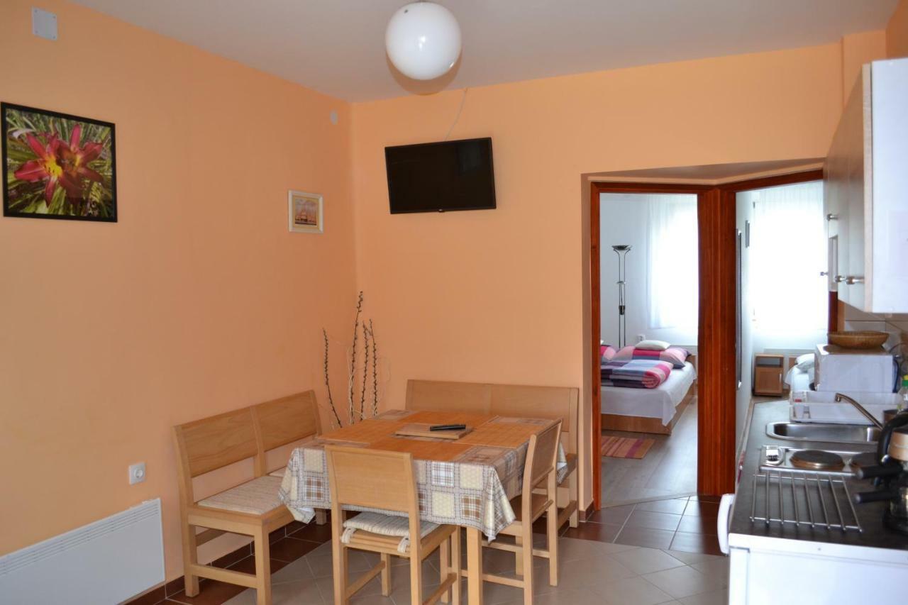 Liliom Apartman Gyula Bagian luar foto