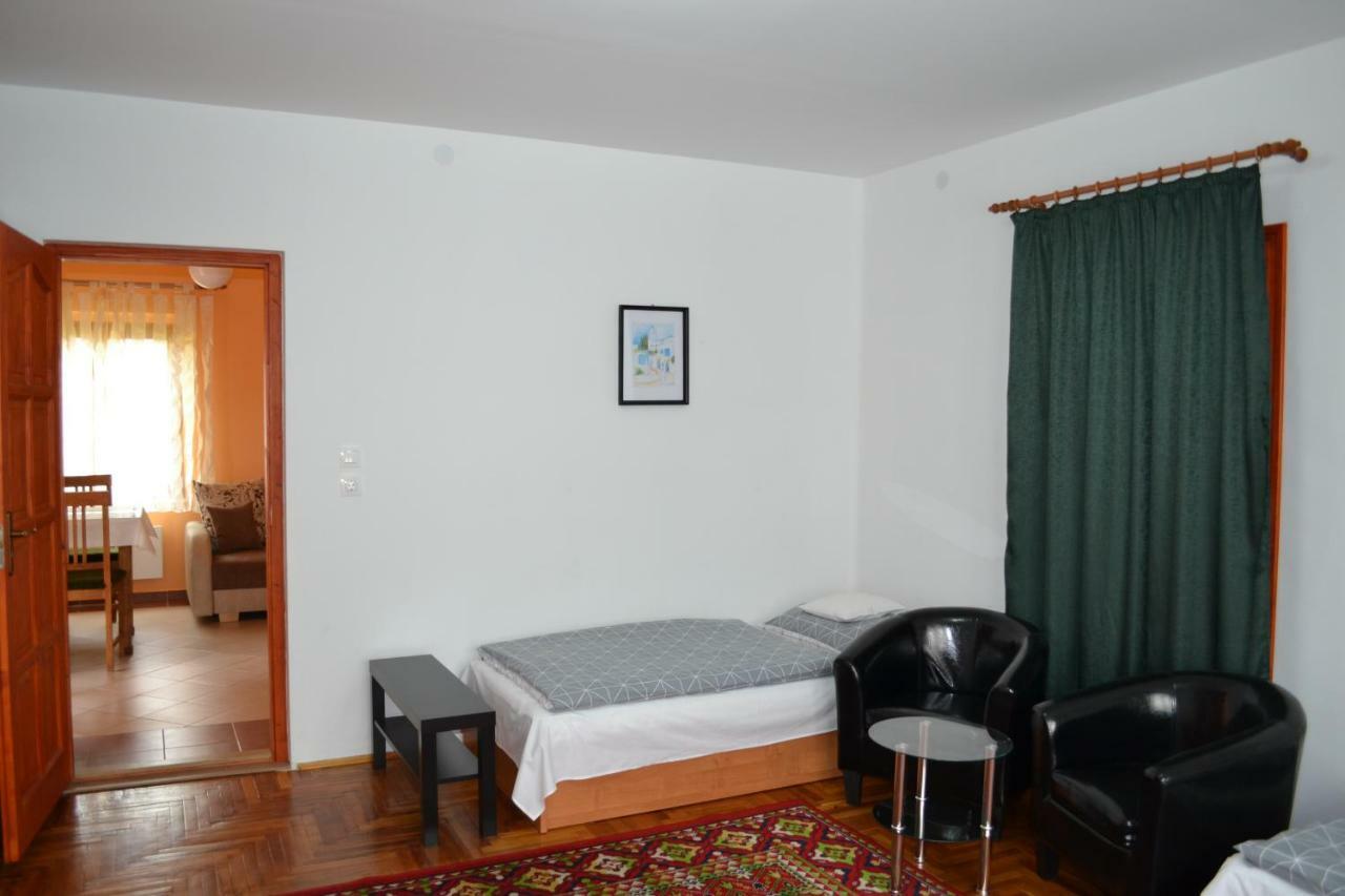 Liliom Apartman Gyula Bagian luar foto